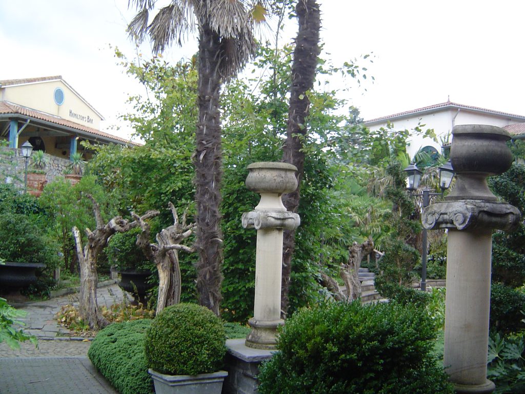 mediterraan plein met pilaren en palmbomen