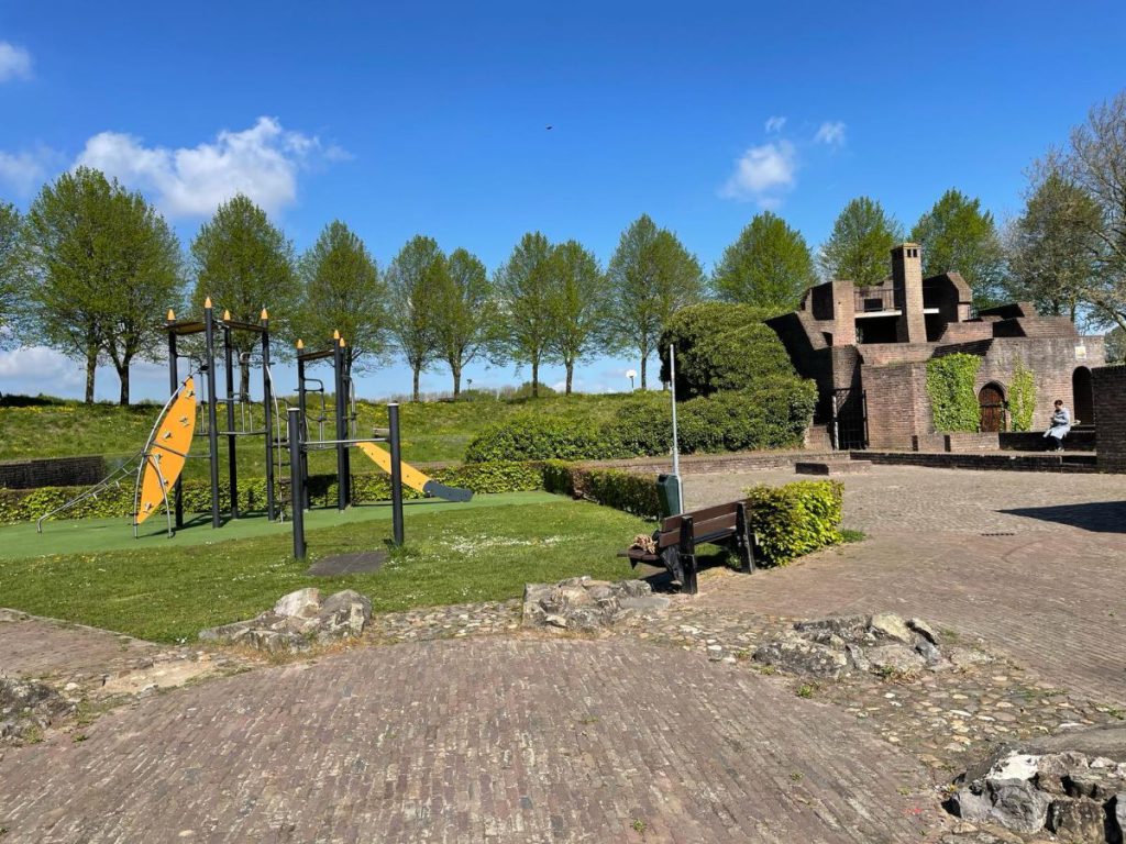 Ruïne met speelplaats