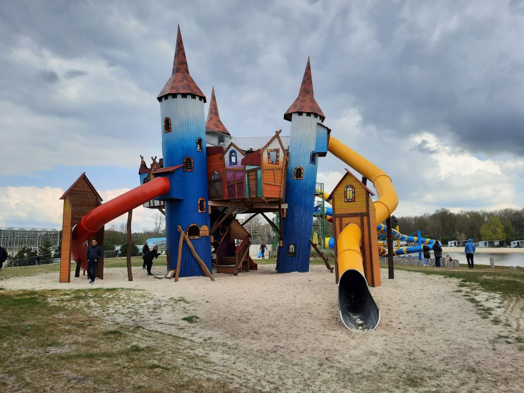 speelplaats speeltuin speeltoestel strand