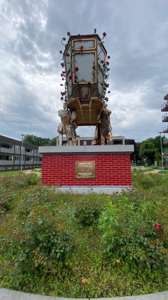 street art tour bezoek weert kunst kunstwerk in de binnenstad, centrum, wandelroute studio job smeets on the shoulder of giants