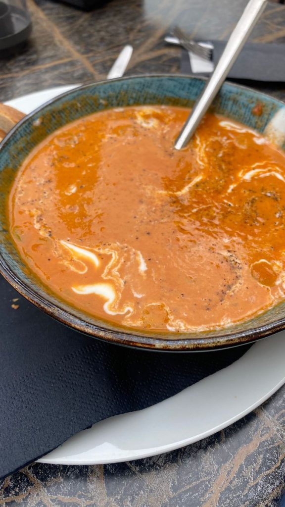 de soos bezoek weert centrum lunchen terras tomatensoep
