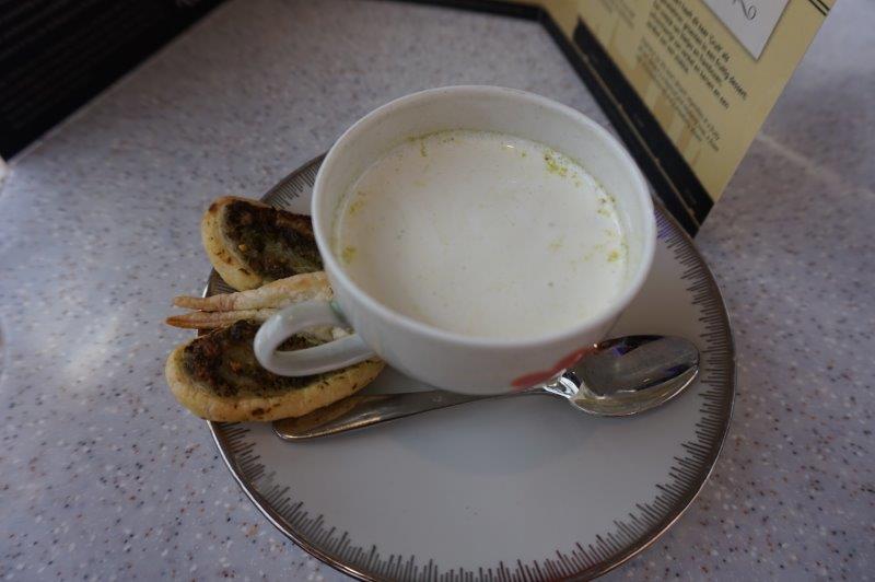 kom soep met stokbrood