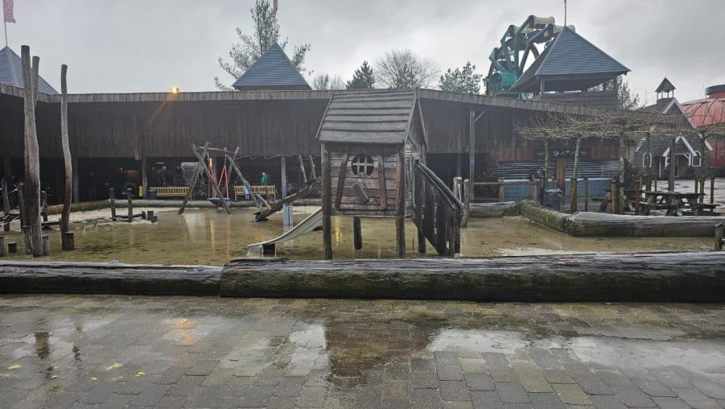 speelplaats speeltuin in de regen