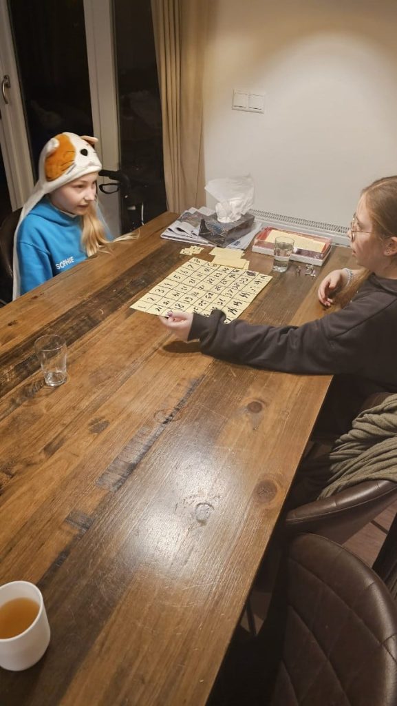 spelletje spelen in bungalow