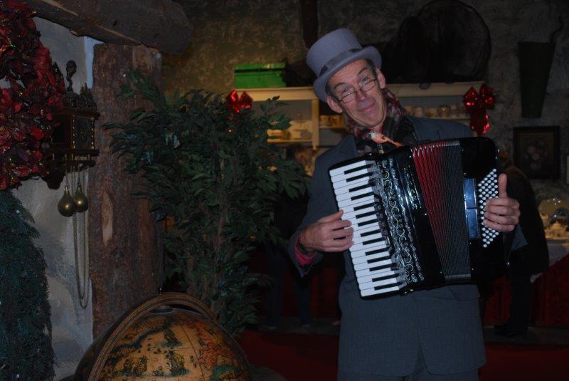man met hoed en accordeon