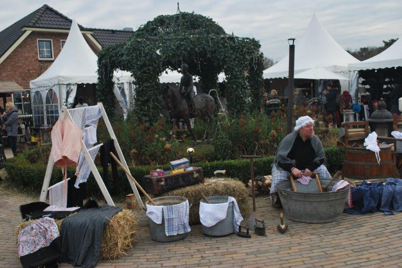 vrouw die de was doet in een tobbe vroeger ouderwets handwas