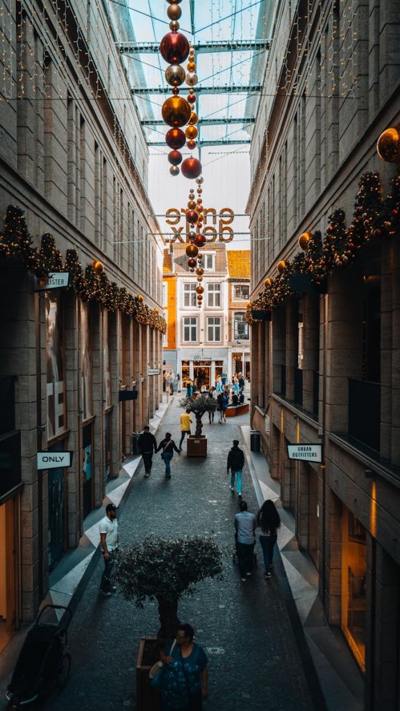 Winkelstraat kerstversiering Maastricht in de winter