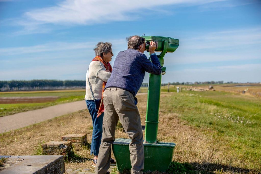 mensen bij verrekijker in natuurgebied duinen