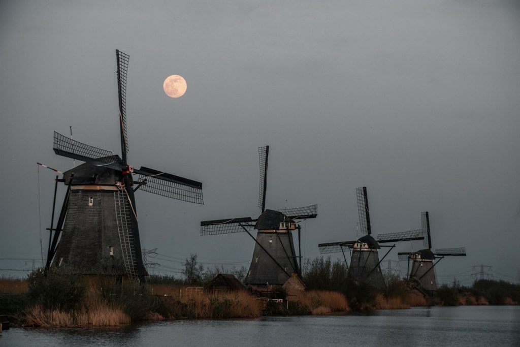 windmill near body of water during daytime de meest fotogenieke Instagram-plekken van Nederland Kinderdijk molens