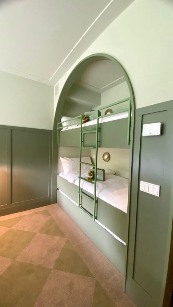 slapen in efteling grand hotel kinderbed stapelbed cadeau
