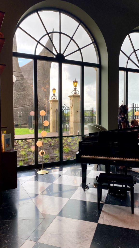 lobby piano hotel