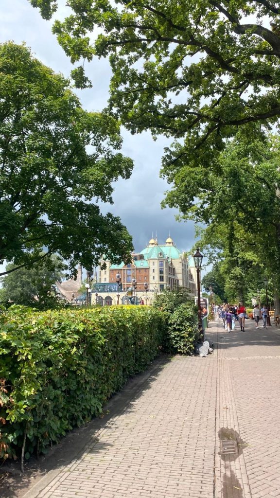 efteling grand hotel in park uitzicht