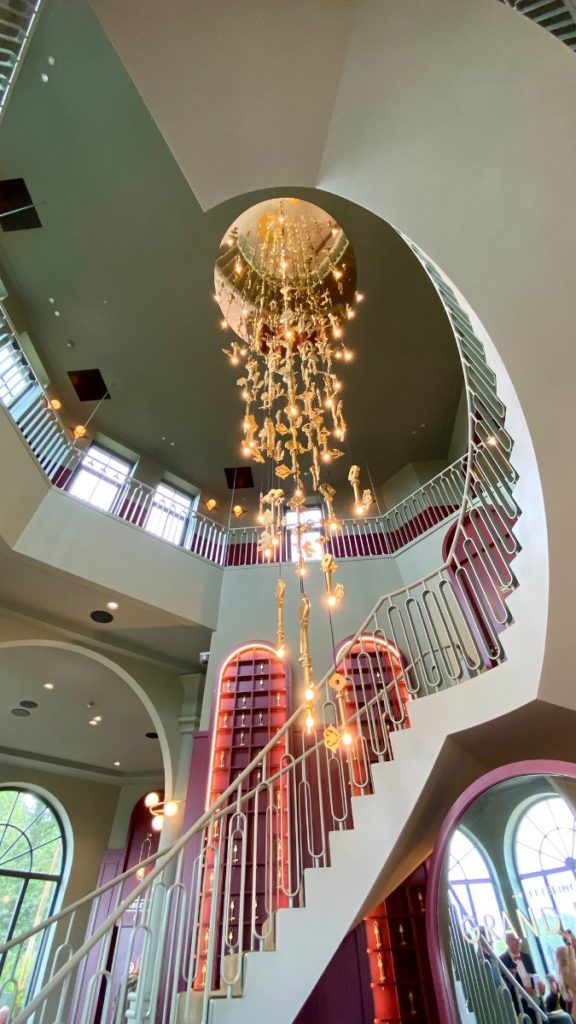 kroonluchter met sleutels in lobby