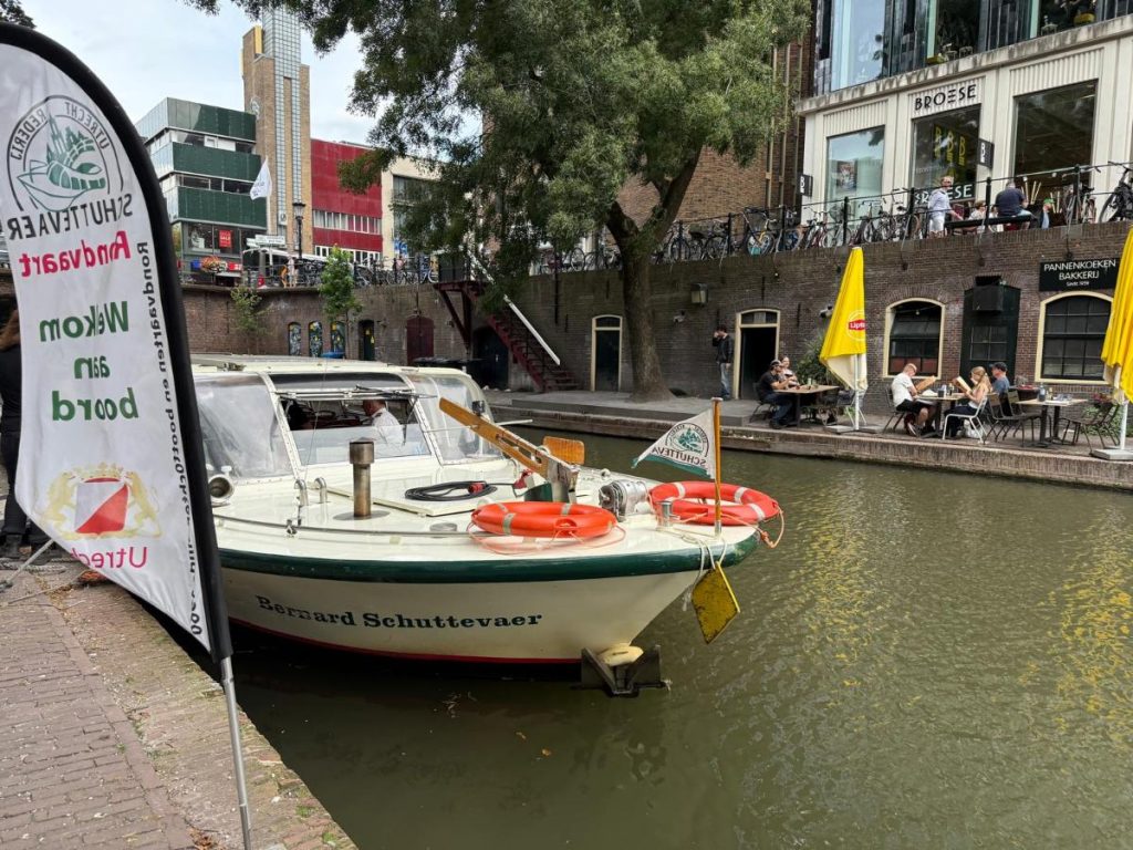 Utrecht met een tiener rondvaartboot
