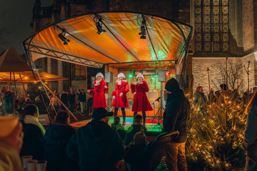 zingende kerstmannen muziek podium dordrecht