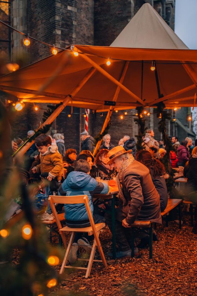 mensen op een terras