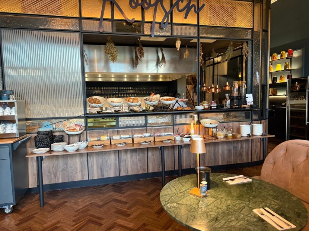 ontbijtbuffet hotel mondragon
