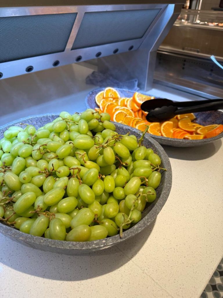 fruit druiven en sinaasappel